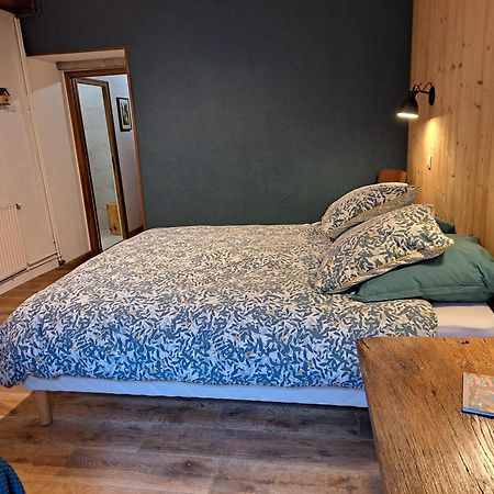 Le Sareymond Bed & Breakfast Menee Bagian luar foto