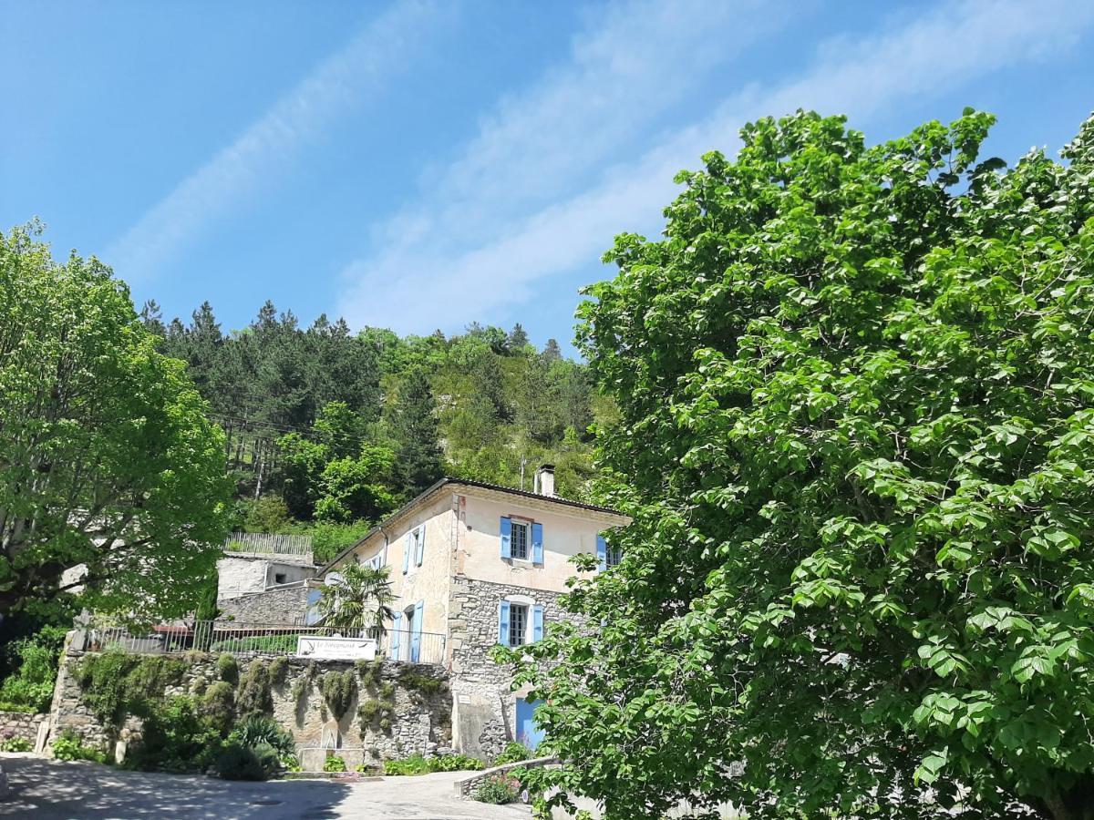 Le Sareymond Bed & Breakfast Menee Bagian luar foto