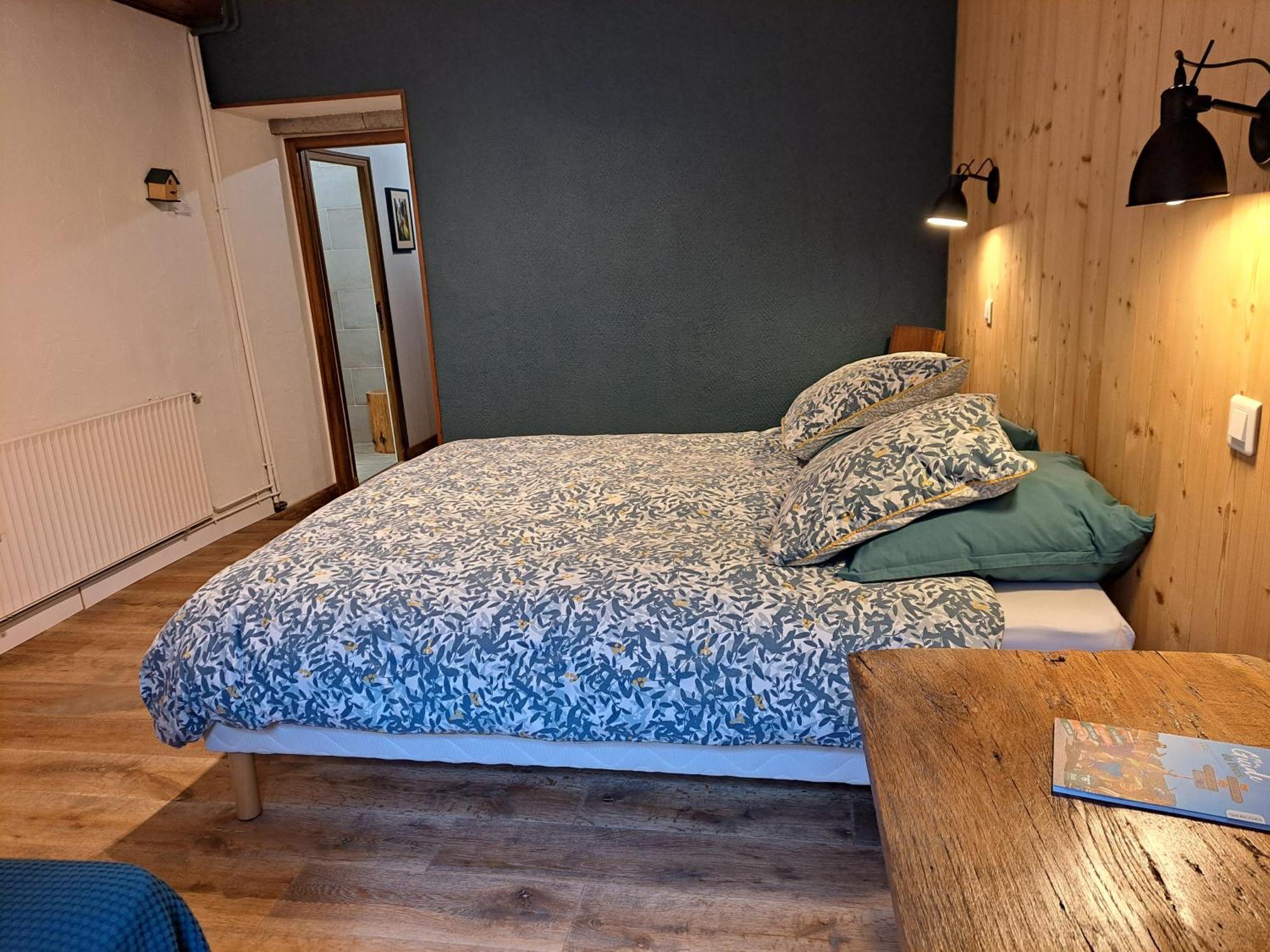 Le Sareymond Bed & Breakfast Menee Bagian luar foto