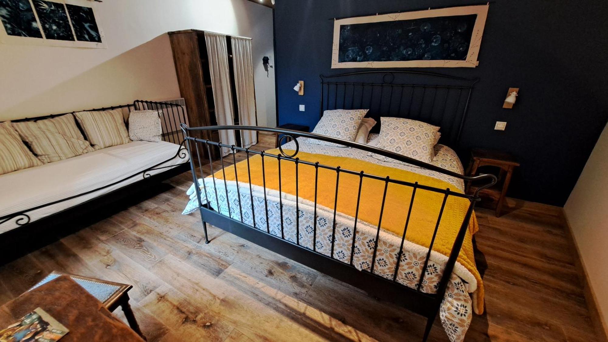 Le Sareymond Bed & Breakfast Menee Bagian luar foto