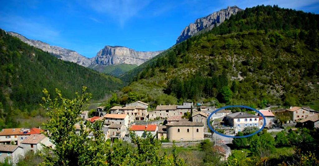 Le Sareymond Bed & Breakfast Menee Bagian luar foto